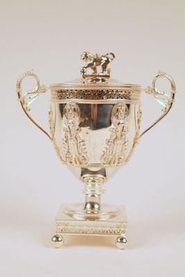 trophée plaqué argent surmonté d'un cheval