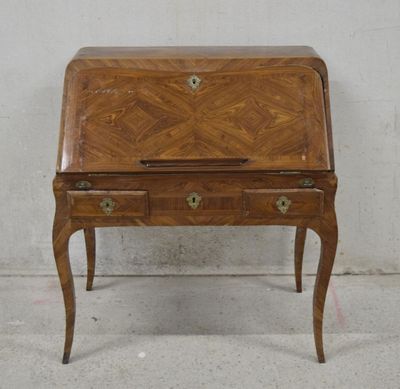 un bureau ancien avec un plateau en bois et deux tiroirs