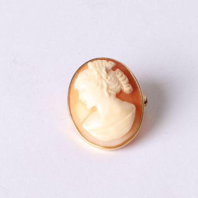 une photo d'une bague ornée d'un camée représentant une femme