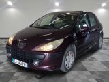 une photo d'une voiture bordeaux garée dans un garage