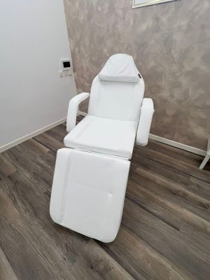 une chaise blanche dans une pièce au sol en parquet