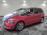 la citrole rouge est garee sur un carrelage en damier
