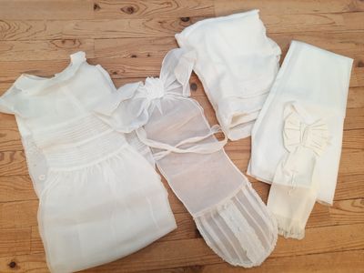 beaucoup de vêtements blancs par terre, par terre
