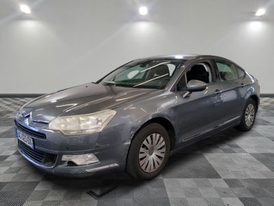 la photo d'une voiture garée dans une salle d'exposition