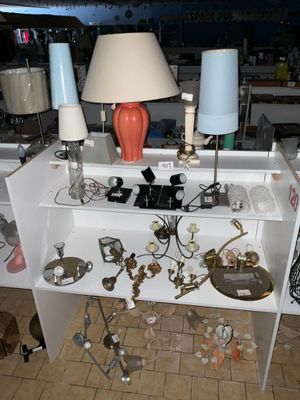 une table sur laquelle sont posés plusieurs objets