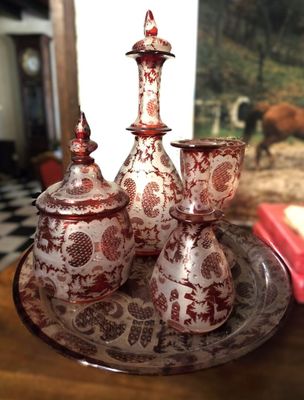 trois vases posés sur un plateau en verre, sur une table