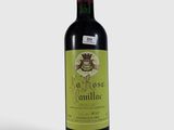 une bouteille de vin posée sur une table