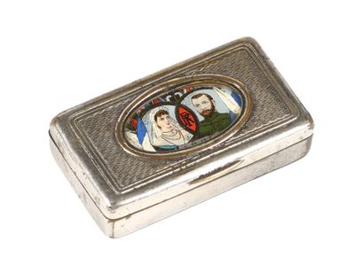 TABATIERE rectangulaire en métal argenté, le couvercle à déc…