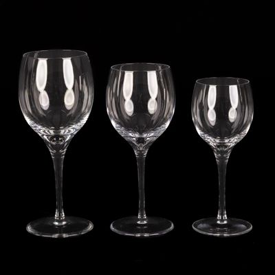 trois verres à vin vides sont alignés sur un fond noir
