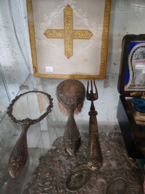 une vitrine contenant des objets en argent