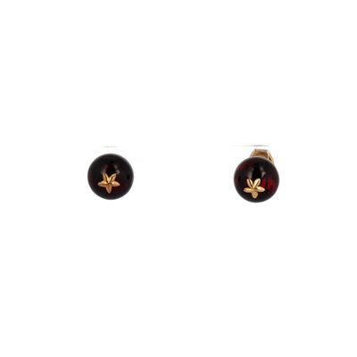 paire de boucles d'oreilles à clous noires et dorées ornées d'une feuille d'érable