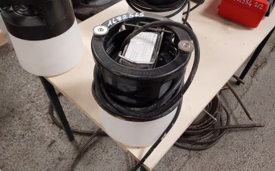 une table sur laquelle se trouvent de nombreux objets différents
