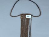 un vieux collier composé d'une chaîne et d'une pendentif