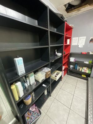une étagère noire sur laquelle sont posés de nombreux objets