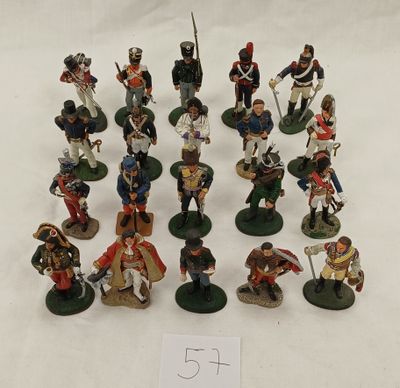 un ensemble de figurines représentant des soldats, de différentes couleurs et tailles