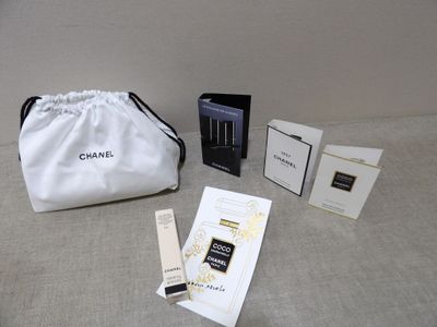 un sac blanc avec une poignée noire, un sac blanc avec une poignée noire, un sac blanc avec une poignée noire et un sac blanc avec une poignée noire