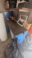 Dans un garage en face : Ensemble de Mobilier à l'entrée du … (photo 4)