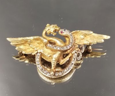 une broche en or sur laquelle sont représentés un serpent et un autre serpent