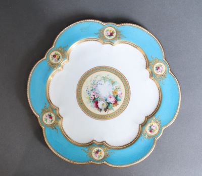 l'image d'une assiette bleue et blanche ornée de fleurs