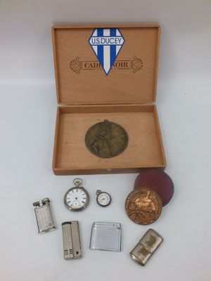 une boîte en bois posée sur une table et contenant divers objets