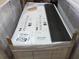 beaucoup de cartons empilés dans un magasin