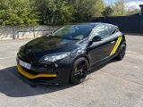 une photo d'une voiture noire et jaune garée sur un parking