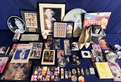 un grand nombre d'objets posés sur une table