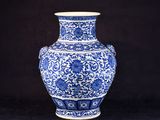 un vase bleu et blanc orné d'un motif floral