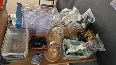de nombreux récipients en plastique et autres récipients posés sur une table