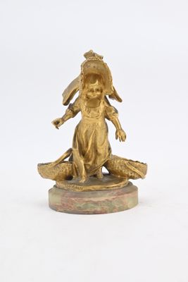 figurine en laiton représentant une femme assise sur un rocher