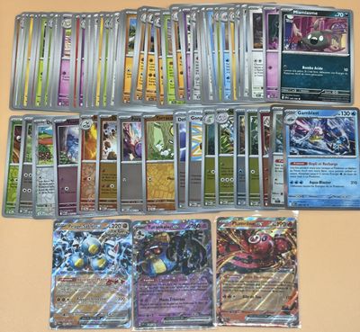 beaucoup de cartes sur la table