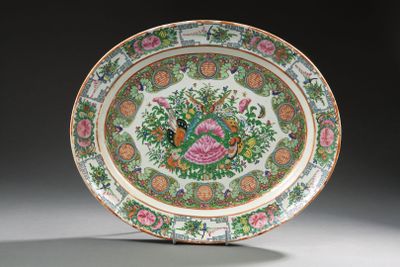 une image représentant une assiette ornée d'un motif représentant un oiseau et des fleurs