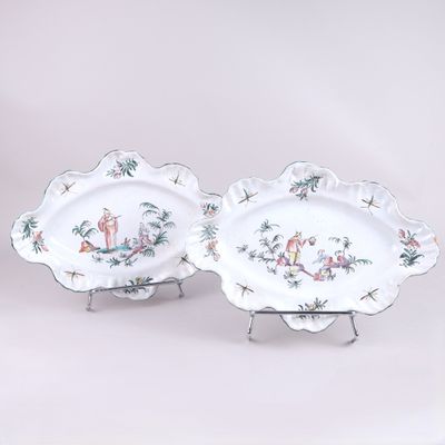 paire de plats en porcelaine sur des socles, décorés de fleurs et d'oiseaux peints