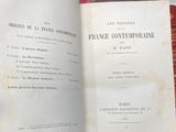 un livre ouvert posé sur une table