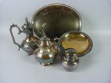 beaucoup d'objets en argent posés sur une table