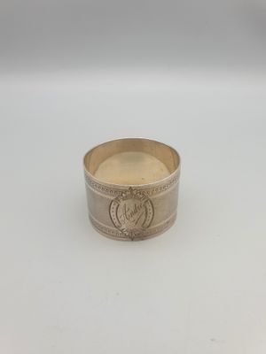 gros plan d'une bague en argent sur une surface blanche