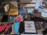 une table sur laquelle se trouvent de nombreux objets et une tasse de café posée sur la table