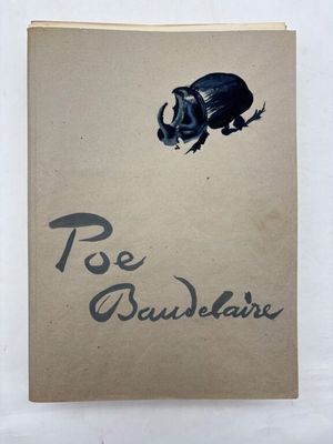 un vieux livre dont la couverture est ornée d'un dessin représentant un scarabée