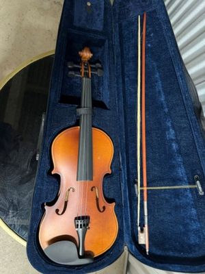 un violon posé sur le sol dans un étui