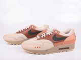 La Nike Air Max se décline dans un coloris marron clair et noir