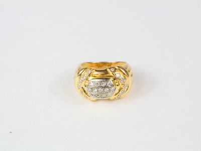 Bague de style années 40 en or jaune et or gris sertie de di…