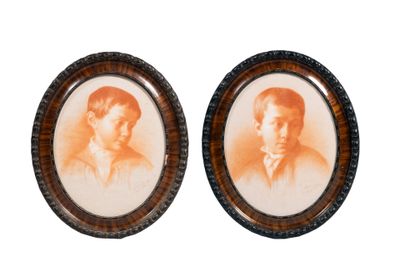 deux portraits encadrés représentant un homme et une femme sur fond blanc