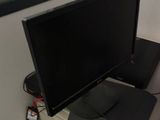 un écran d'ordinateur posé sur un bureau d'ordinateur