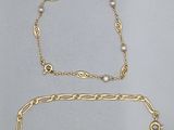 deux paires de chaînes en or et un bracelet en perles