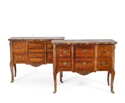 paire de commodes à plateau en marbre de style Louis II