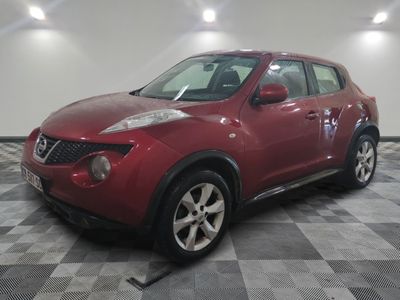 une photo d'un SUV Nissan Juke rouge garé dans un garage