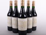 six bouteilles de vin rouge sont alignées