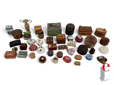 a lot of small objects that are on the table