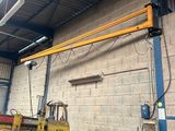 une grande machine installée dans un bâtiment