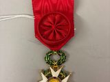 Gros plan sur une médaille portant une étoile